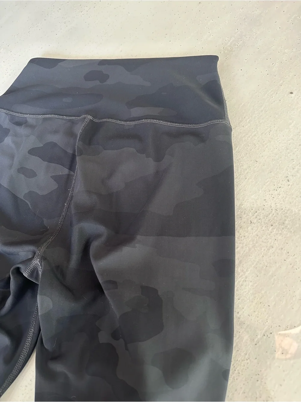 ALO Yoga High-Waist Camo Vapor Leggings — Black